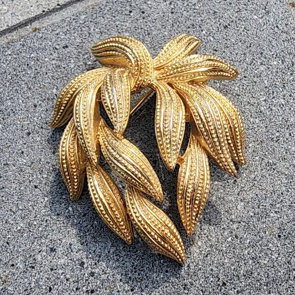 Vintage Signed Crown Trifari Gold Tone Embossed Leaf Brooch Pin - Picture 1 of 8